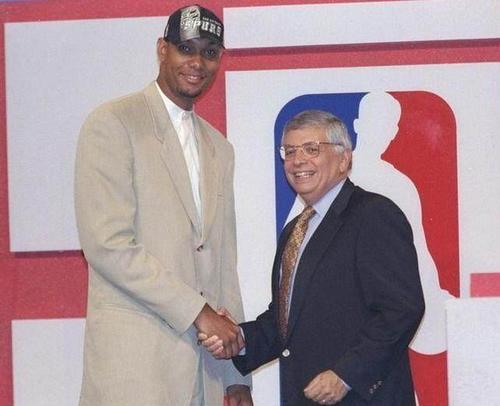 哪里来的飞机一架来历不明的无人机闯入巴西队训练场地.